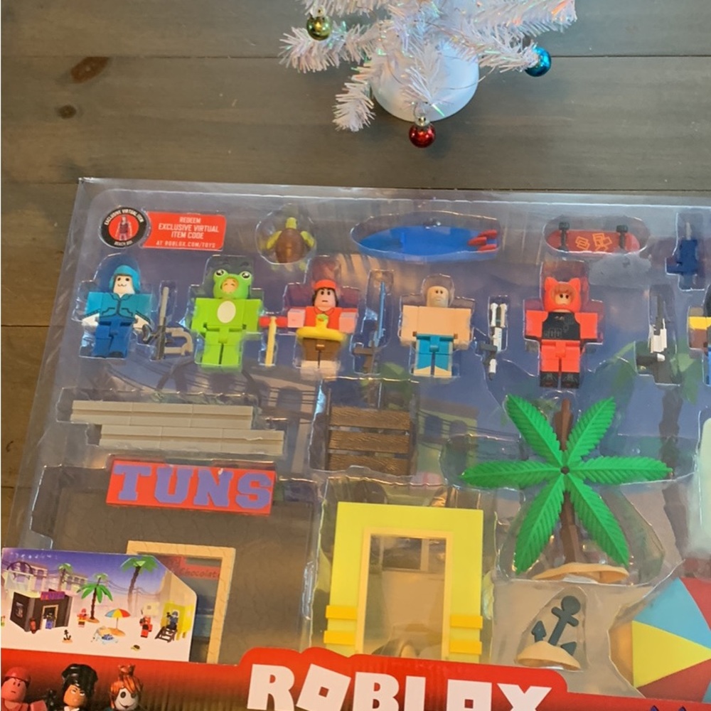2022 Roblox Deluxe ARSENAL OPERATION BEACH DAY Action Figure Playset Virtual